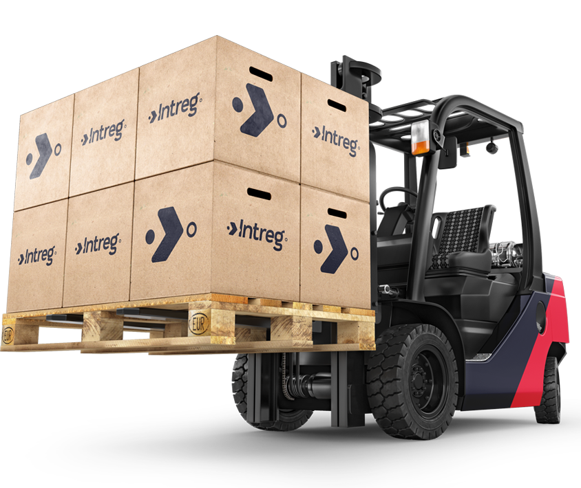 Empilhadeira carregando caixas com o logo da Intreg