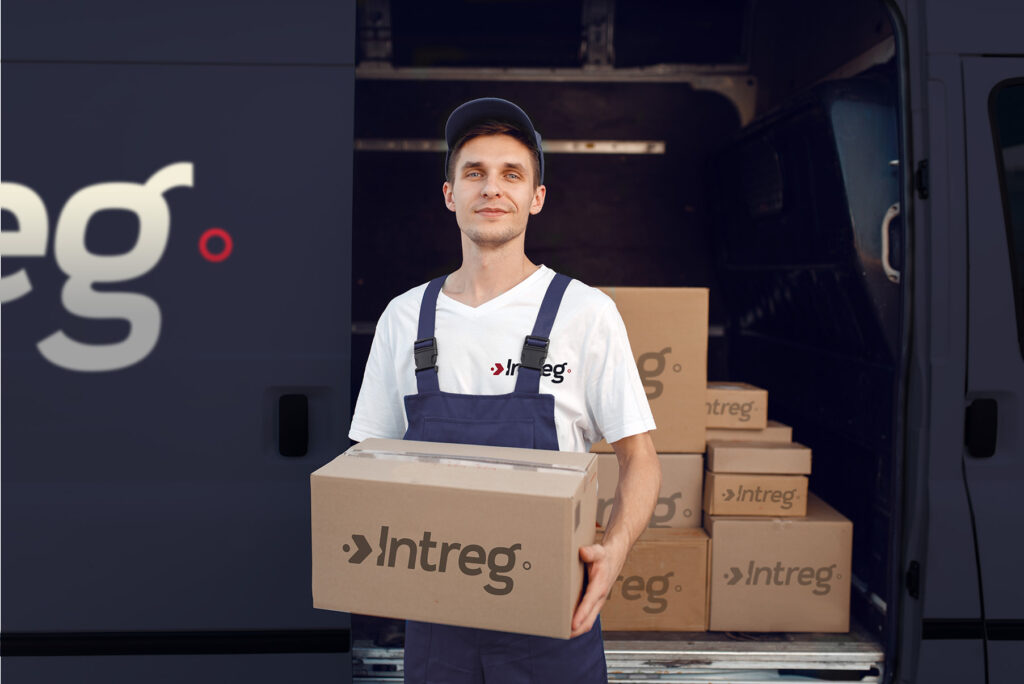 Entregador da Intreg carregando caixas com o logo